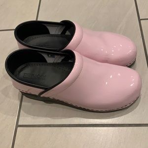 Bjork Elsa nursing clogs